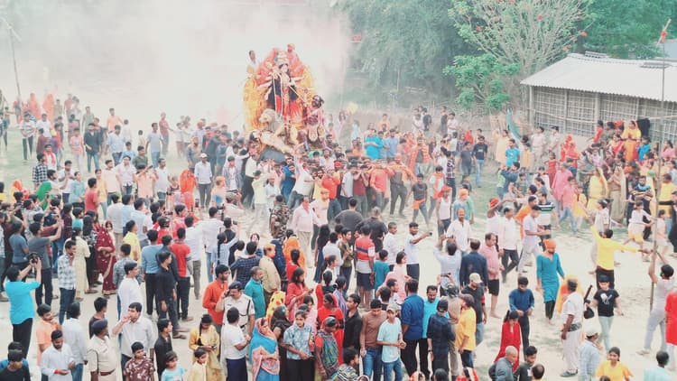 चैती दुर्गा पूजा का हुआ समापन, श्रद्धालुओं ने प्रतिमा के साथ निकाला विसर्जन जुलूस