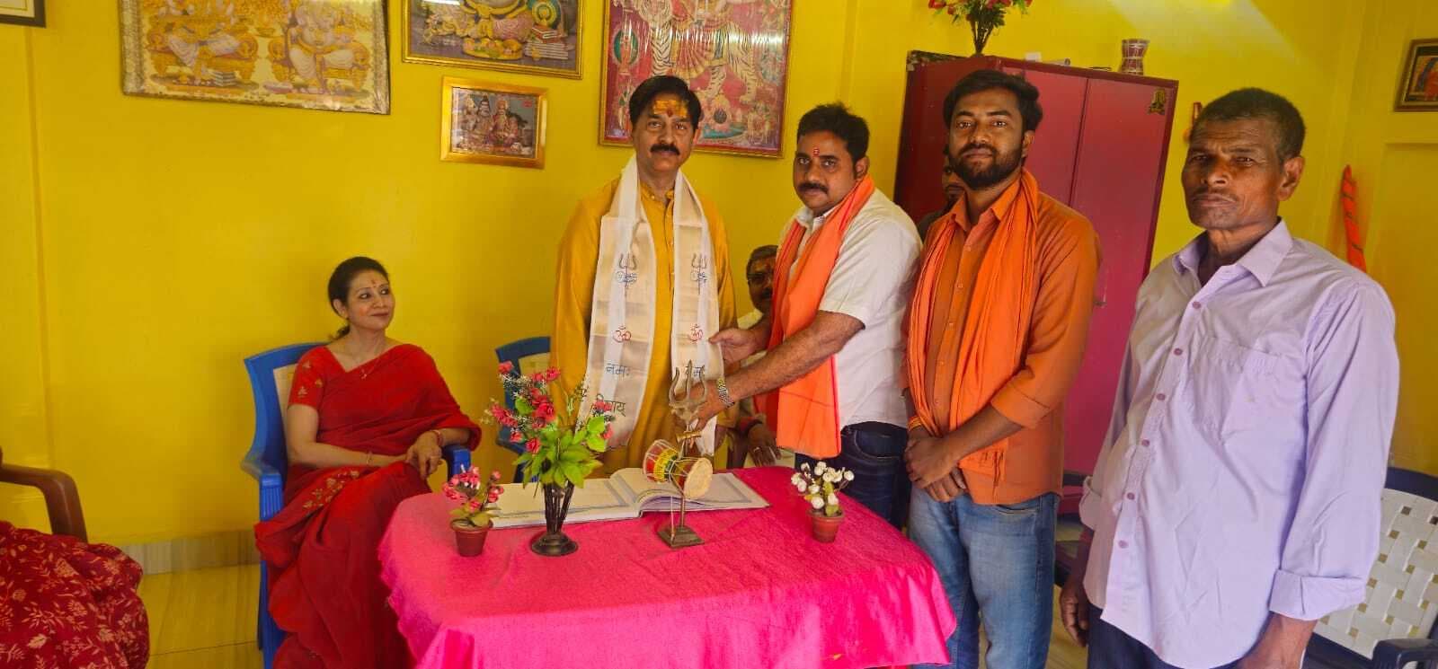 गोरखनाथ धाम में डीजीपी ने की पूजा-अर्चना