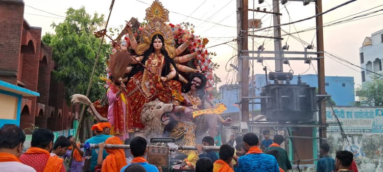 चैती दुर्गा पूजा मंदिर से निकाली गयी विसर्जन यात्रा, नम आंखों से दी गयी माता को विदाई