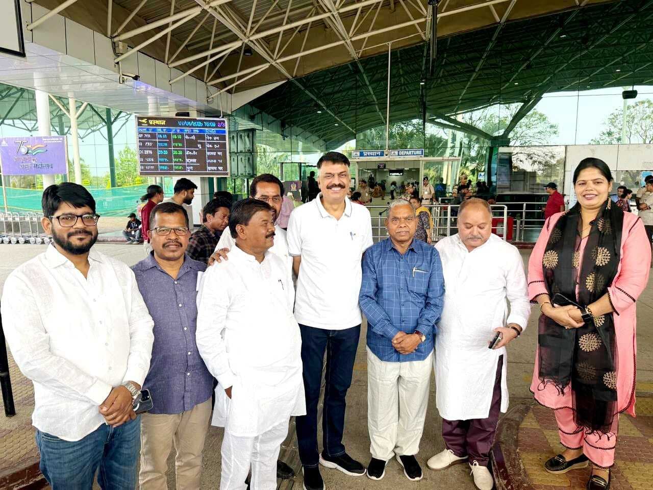 Political News : राष्ट्रीय अधिवेशन में भाग लेने अहमदाबाद गये कांग्रेसजन