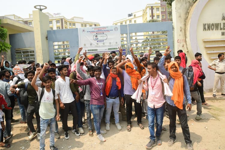 इंजीनियरिंग कॉलेजों के सेकेंड सेमेस्टर के 12% स्टूडेंट्स को लगा इयर बैक,  यूनिवर्सिटी में जम कर किया हंगामा