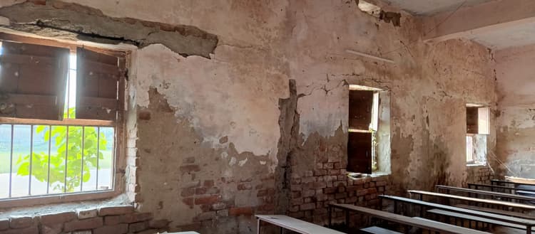 केबी झा कॉलेज में भवनों की हालत जर्जर, दहशत में छात्र