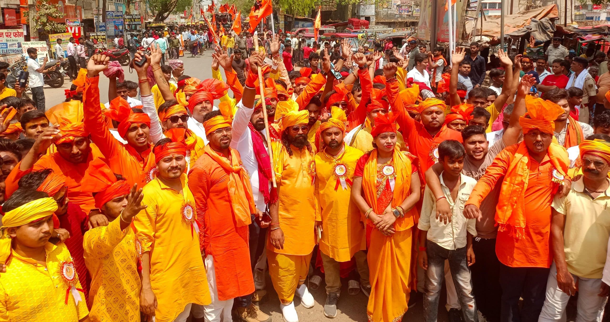 जय श्री राम के जयघोष के साथ निकली रामनवमी शोभायात्रा, उमड़ी भीड़