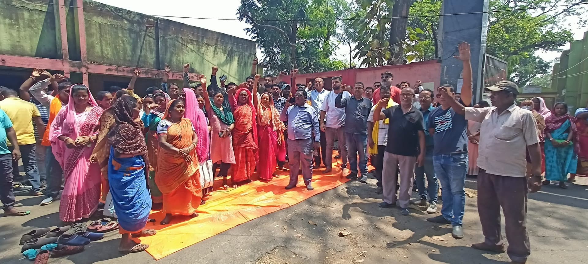 Deoghar news : महाप्रबंधक कार्यालय के सामने संयुक्त ट्रेड यूनियन मोर्चा ने दिया धरना, किया विरोध -प्रदर्शन