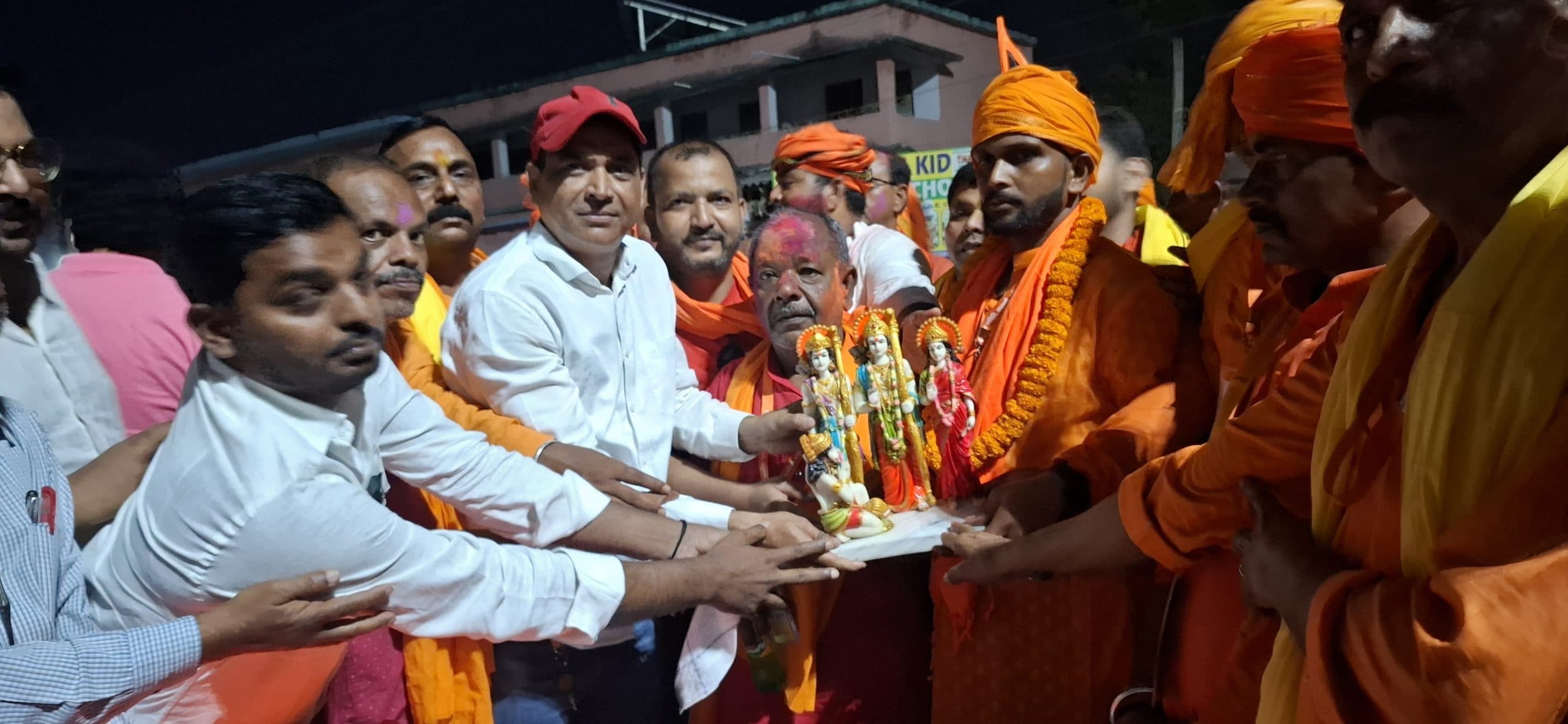 शोभायात्रा का स्वागत कर मुस्लिम समाज ने दिया मोहब्बत का पैगाम