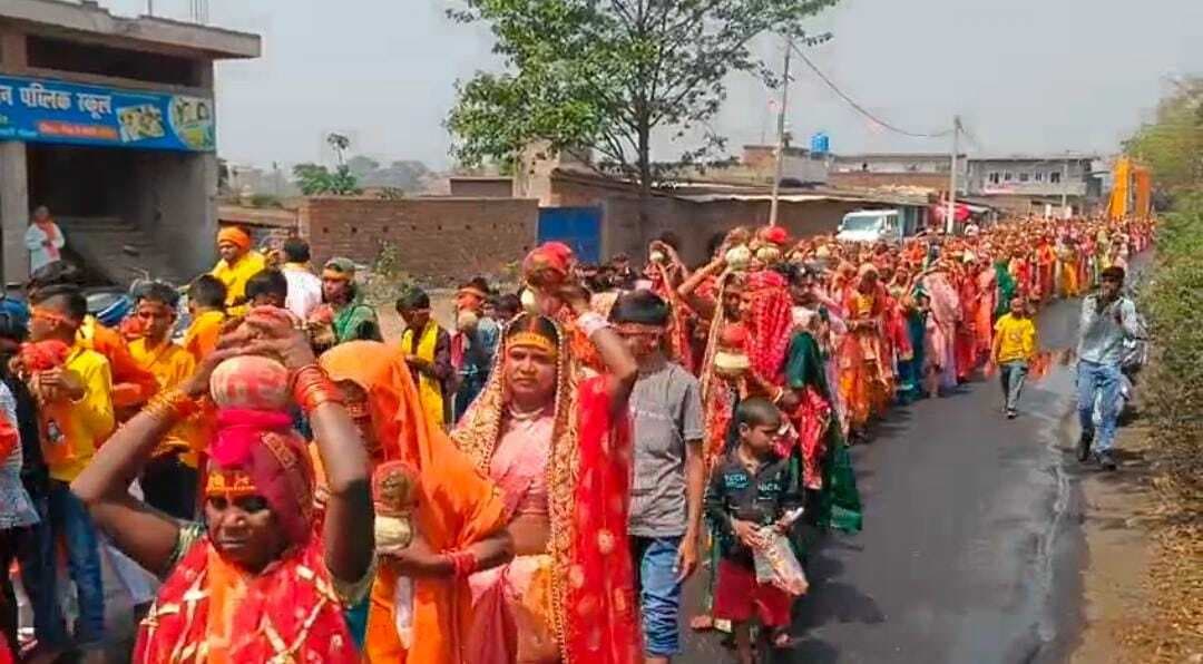 महायज्ञ में निकली कलश शोभायात्रा