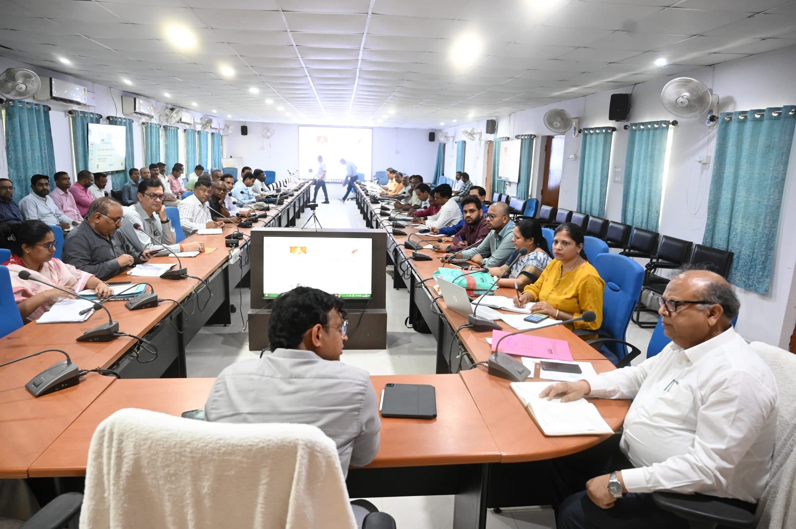 90 प्रतिशत से कम टीकाकरण पाये जाने पर संबंधित कर्मी पर करें कार्रवाई : डीसी