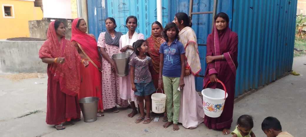 बकाया बिल को लेकर काटी बिजली, पेयजल के लिए भटक रहे ग्रामीण