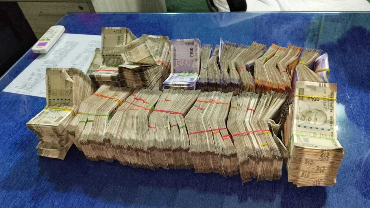 Patna News : कदमकुआं में झारखंड नंबर की गाड़ी से 25 लाख कैश और शराब बरामद, तीन गिरफ्तार