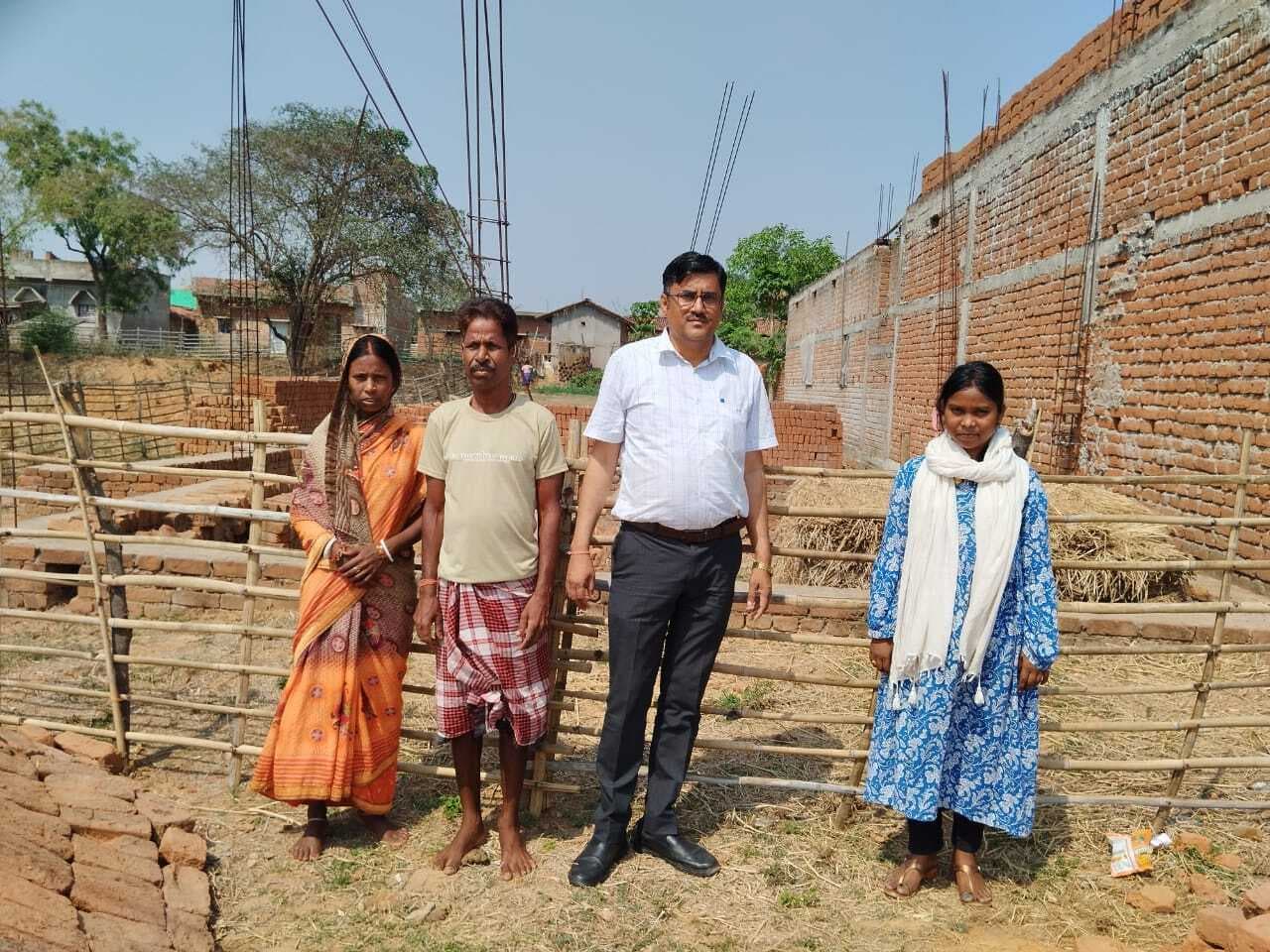 बीडीओ ने पीएम व अबुआ आवास योजना का किया निरीक्षण