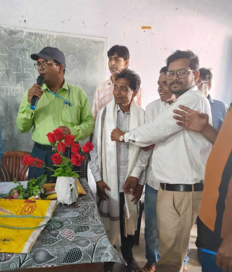 मध्य विद्यालय के सहायक शिक्षक को दी गयी विदाई