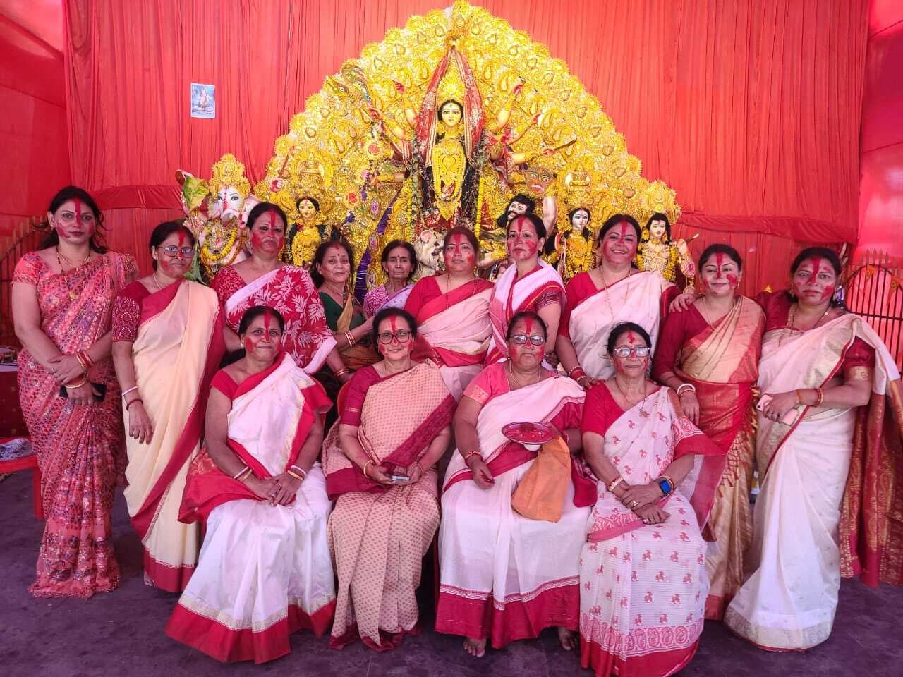 Jamshedpur News :  "आसछे बोछोर आबार एसो मां... "- सिंदूर खेला संग मां दुर्गा को दी विदाई