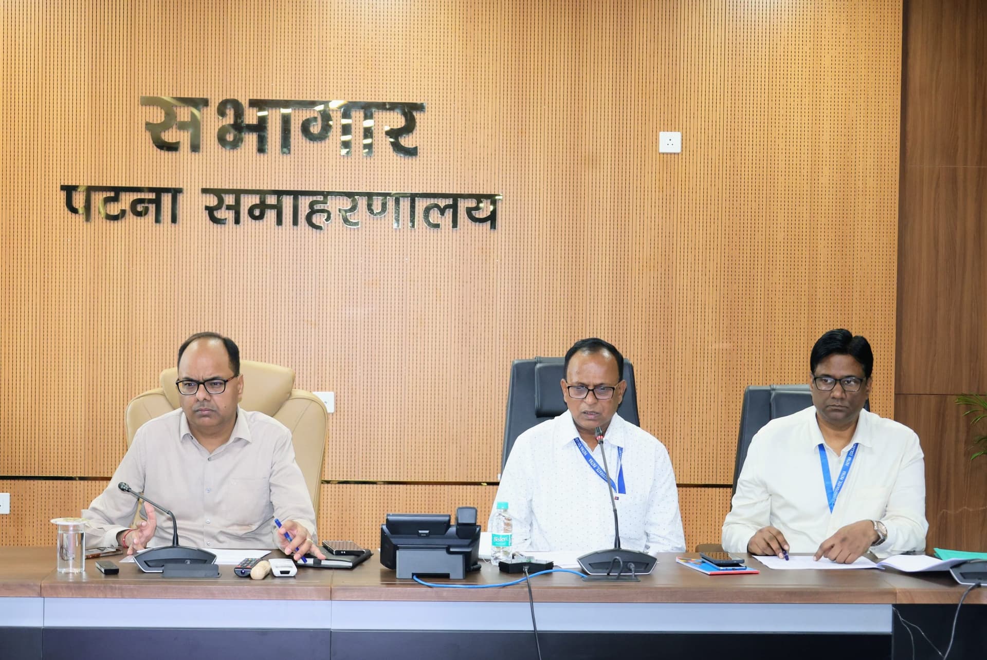 Patna News : डीएम ने पांच सीओ को किया शो-कॉज, दो सप्ताह का अल्टीमेटम