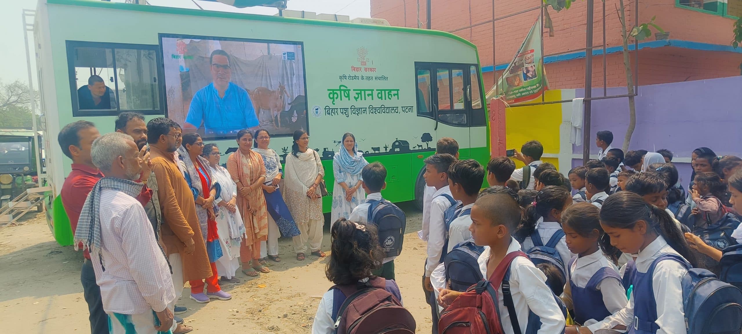 पशु पालकों व छात्रों को किया जागरुकता