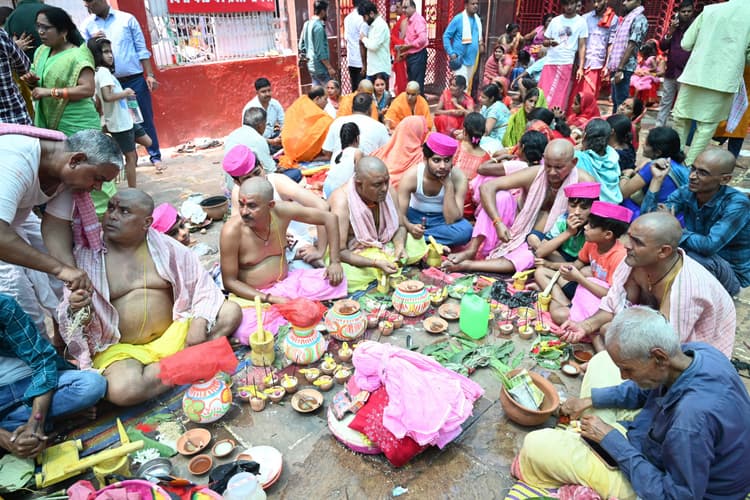 deoghar news : उपनयन संस्कार कराने वालों का बाबा मंदिर परिसर में लगा तांता