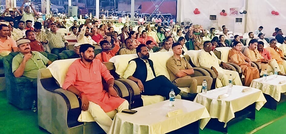 Gopalganj News : मां सिंहासनी के आंचल में कलाकारों ने सुर, लय और ताल अर्पित कर किया आह्लादित