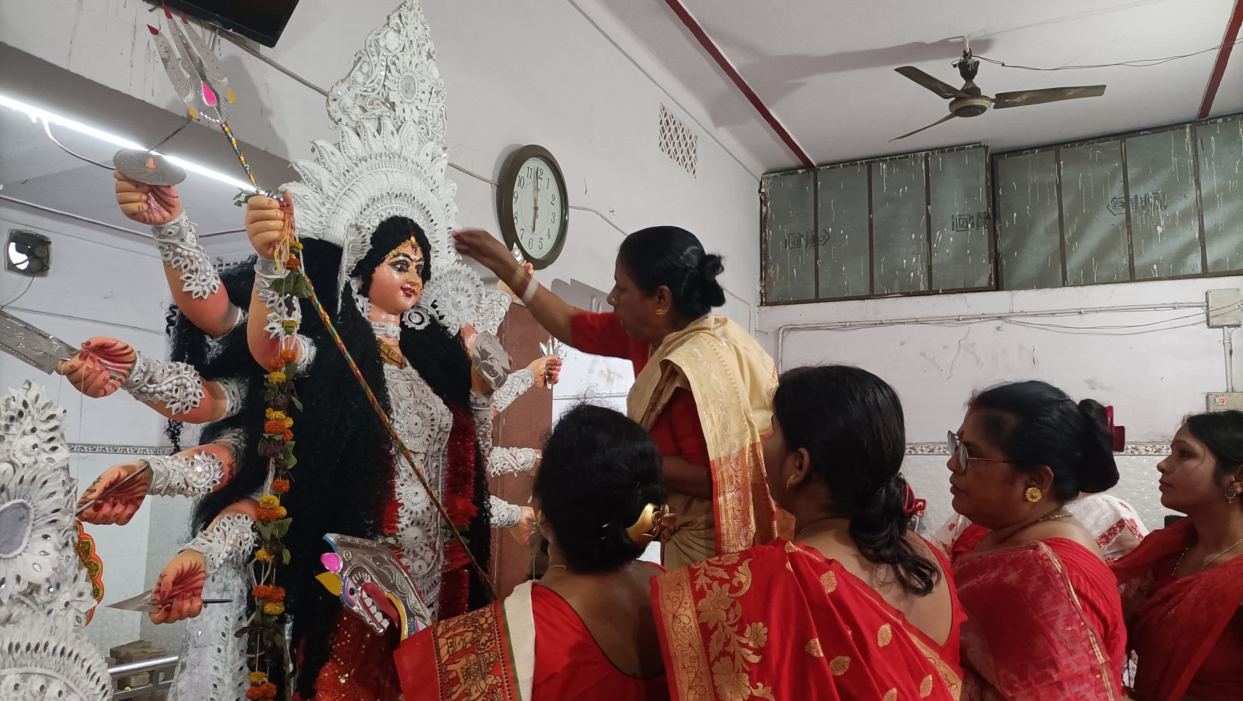 मां दुर्गा को नम आंखों से दी विदाई