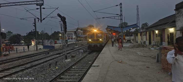 रेल यात्री परेशान, बस तिगुना किराया देने को बाध्य