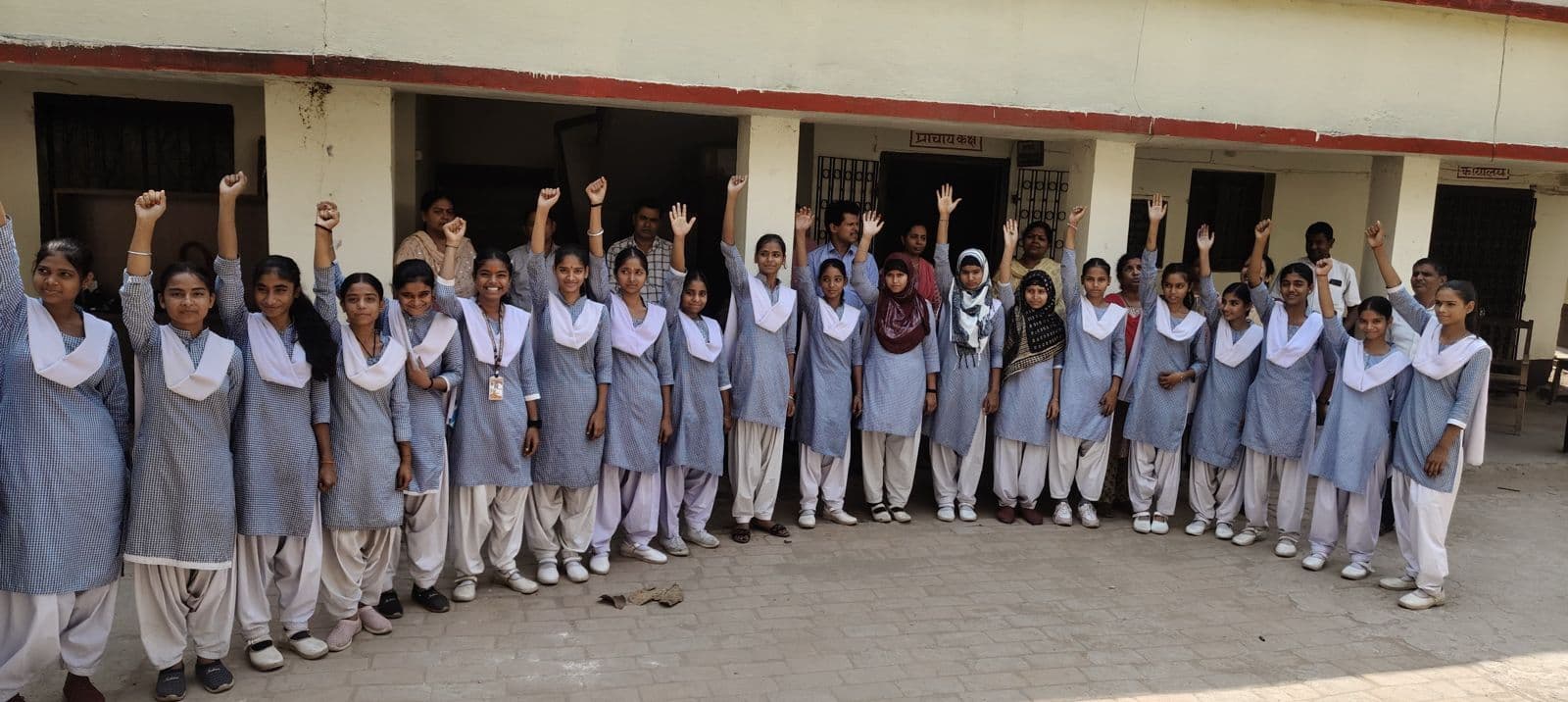 पीएमश्री विद्यालय में बालकों के नामांकन का विरोध