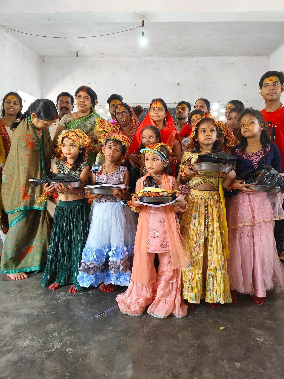 दुर्गा मंदिर में हवन के बाद नौ कन्याओं को कराया गया भोजन