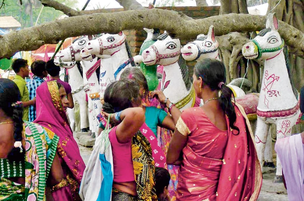 Saran News : घोड़ा लुटावन-पुत्र पावन मेले में उमड़ी श्रद्धालुओं की भीड़