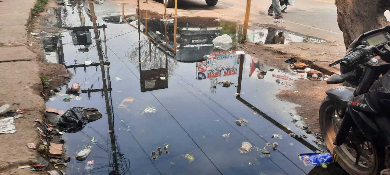 वार्ड 16 में नाले का पानी सड़क पर बहने से परेशानी