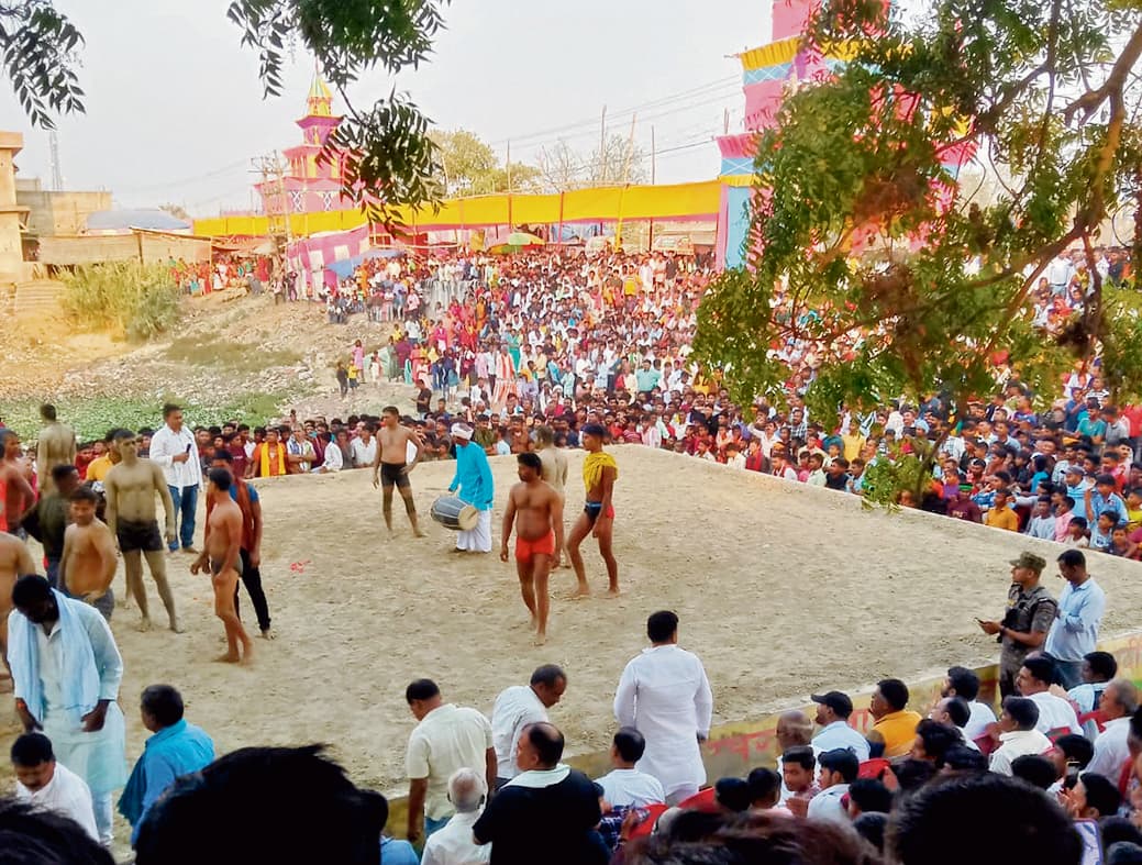 दंगल कार्यक्रम में दर्जनों ख्याति प्राप्त पहलवानों ने दिखाया दम