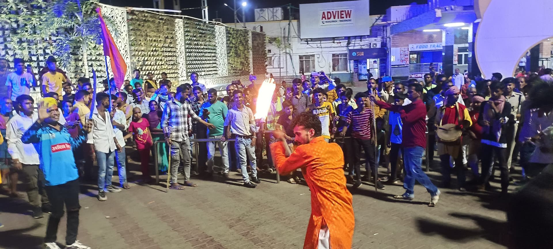 deoghar news : हनुमान जी की प्रतिमा के साथ निकली शोभायात्रा, पारंपरिक हथियार से दिखाये करतब