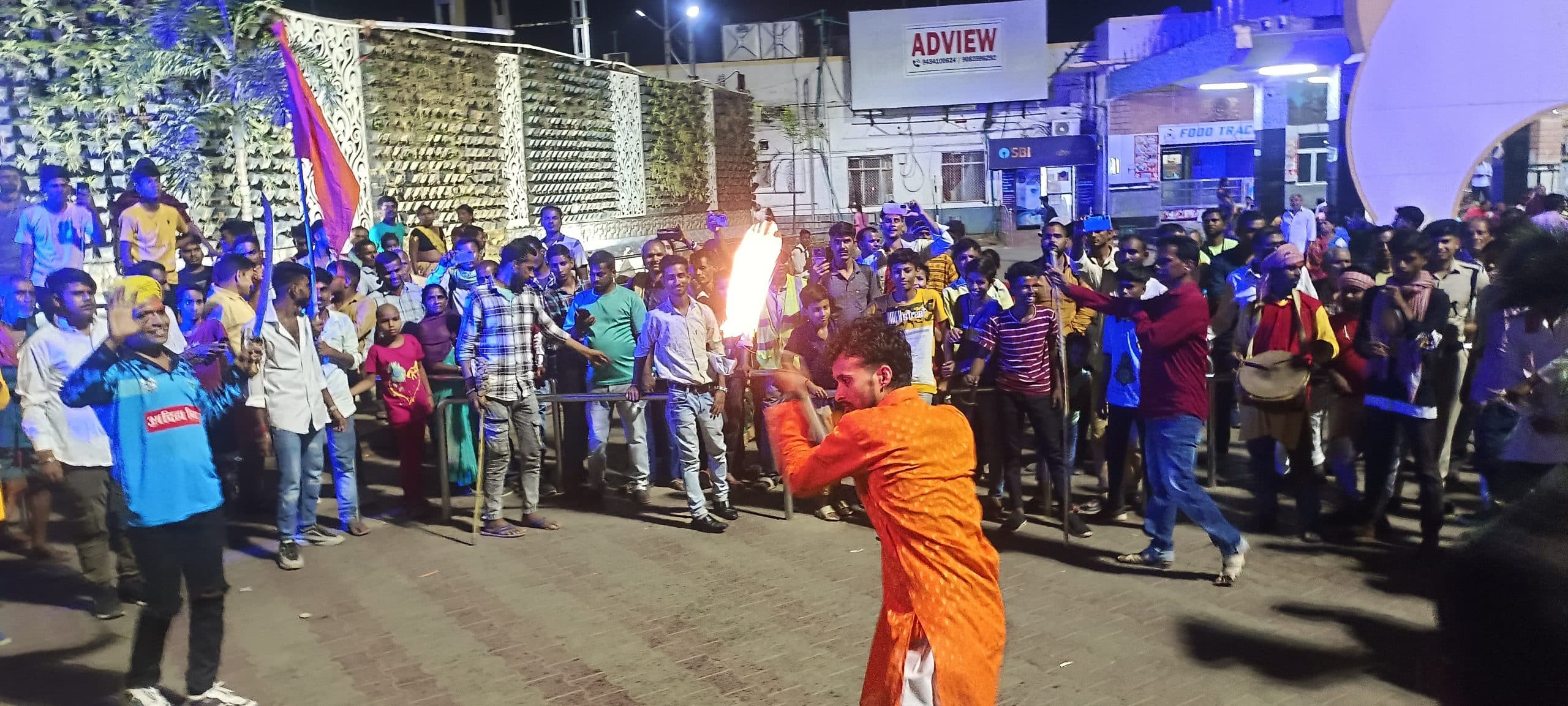 deoghar news : हनुमान जी की प्रतिमा के साथ निकली शोभायात्रा, पारंपरिक हथियार से दिखाये करतब