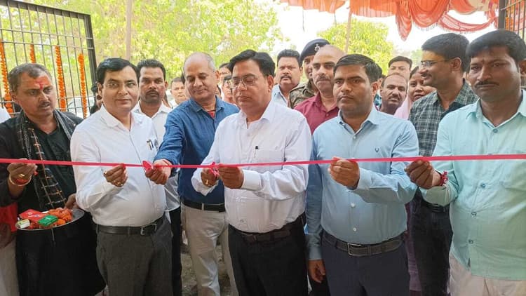 Motihari :डीडीसी ने सामुदायिक शौचालय का किया उद्घाटन