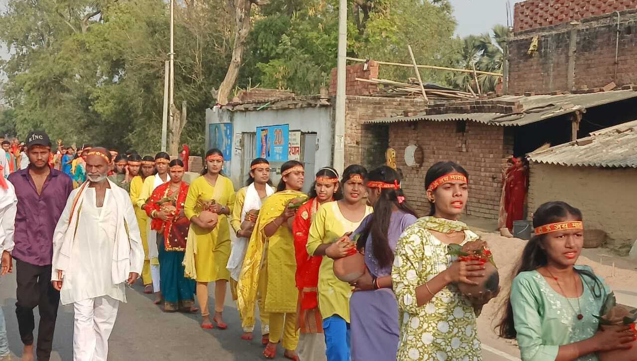 शोभायात्रा निकाल ककोलत जलप्रपात से लाया गया पवित्र जल