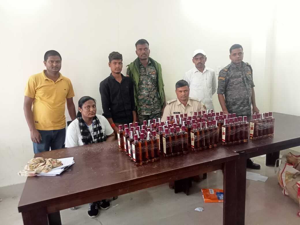 विदेशी शराब के साथ एक नाबालिग गिरफ्तार