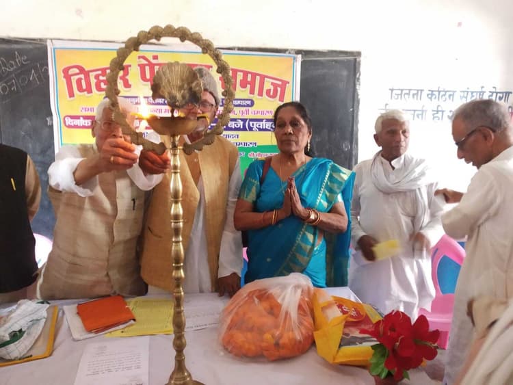 Motihari news: पेंशनर समाज की हुई मासिक बैठक