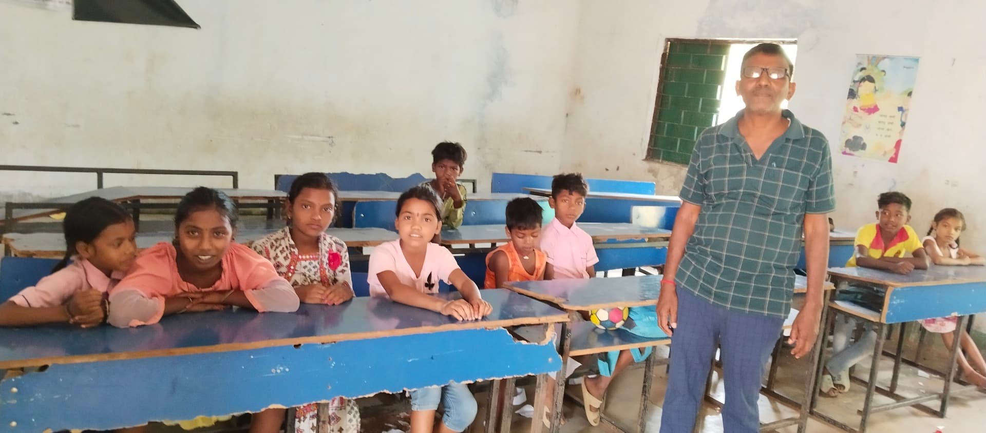 Bokaro News :  एक ही कमरे में होती है कक्षा पांच तक की पढ़ाई