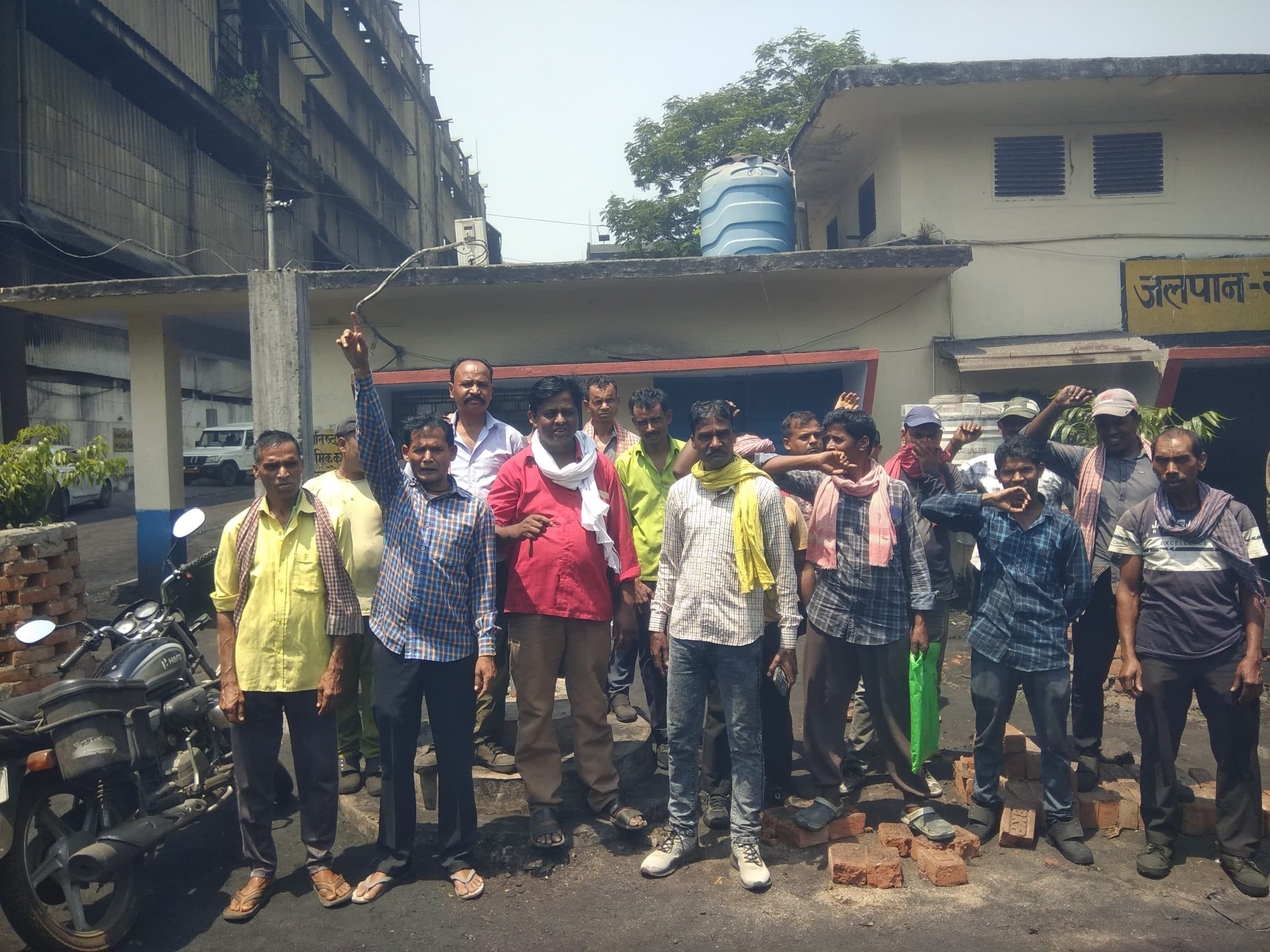 Bokaro News : काम से हटाये गये ठेका मजदूरों ने किया प्रदर्शन