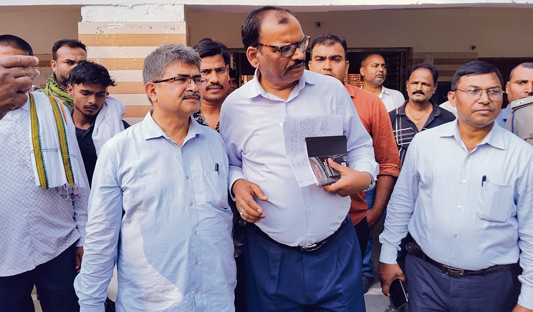 hajipur news. डाटा इंट्री ऑपेरटर ने सरपंच से दाखिल-खारिज के लिए 20 हजार की मांग की थी, 12000 पर मामला हुआ था सेटल