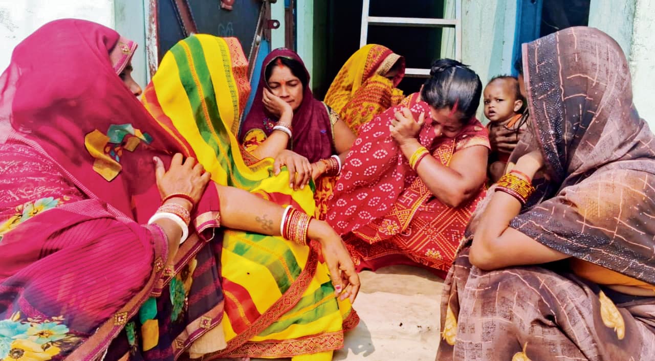 Gopalganj News : चाय बनाने के दौरान कपड़े व बालों में लगी आग, झुलसने से किशोरी की गयी जान