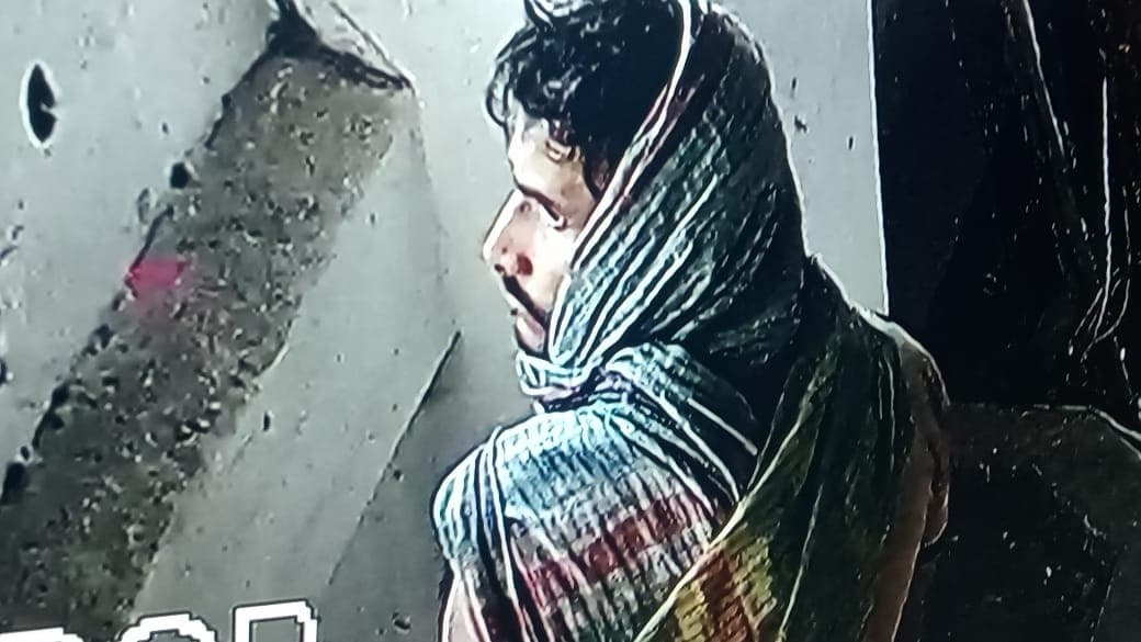 Bokaro News : स्कूल से लगातार हो रही चोरी, सीसीटीवी फुटेज में दिखा संदिग्ध