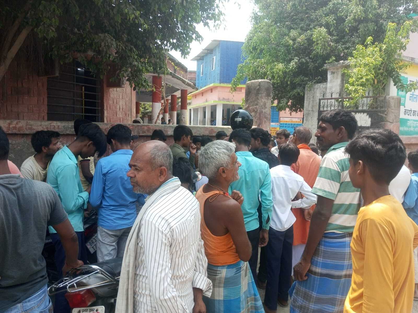 Education news from Samastipur:हाजिरी बनाकर दे गई छुट्टी, विद्यालय पहुंच ग्रामीणों ने जताया विरोध