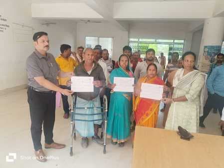 अंचल कार्यालय के पंजियों का अधिकारियों ने किया निरीक्षण