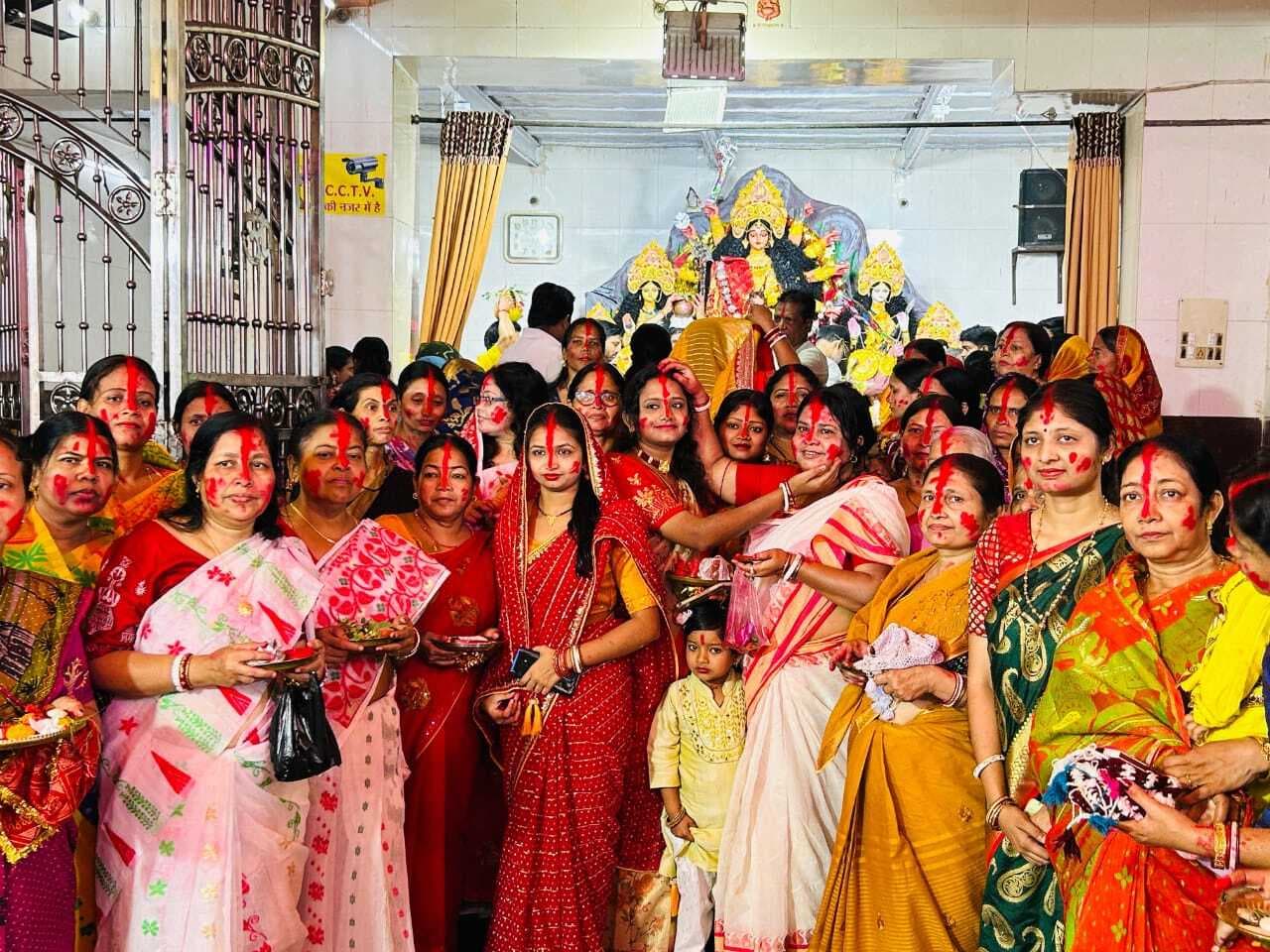 Dhanbad News: सिंदूर खेला के साथ मां को दी गयी विदाई