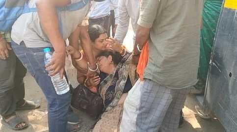 अदाणी गेट के सामने भूख हड़ताल पर बैठे कर्मियों को प्रशासन ने हटाया