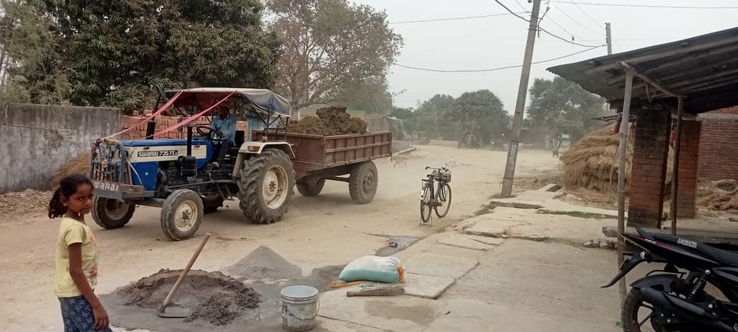 नदी में मिट्टी कटाव के दौरान नहीं रखा जा रहा है मानकों का ध्यान