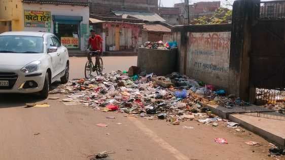 डोर-टू-डोर उठाव ठप, शहर में फैला कचरे का अंबार