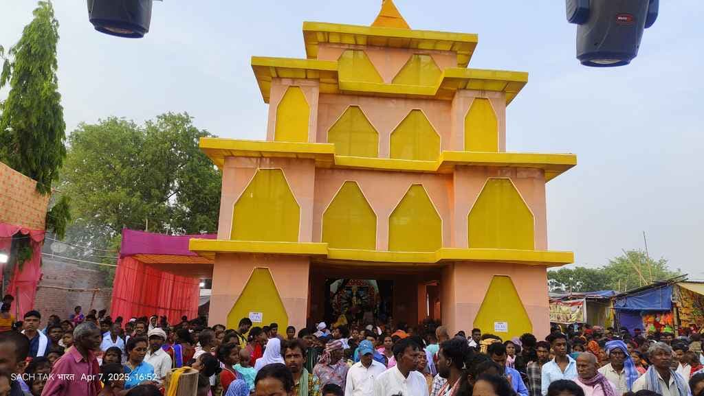 संथाली आर्केस्ट्रा ने विजयादशमी के मेले को बनाया आकर्षक