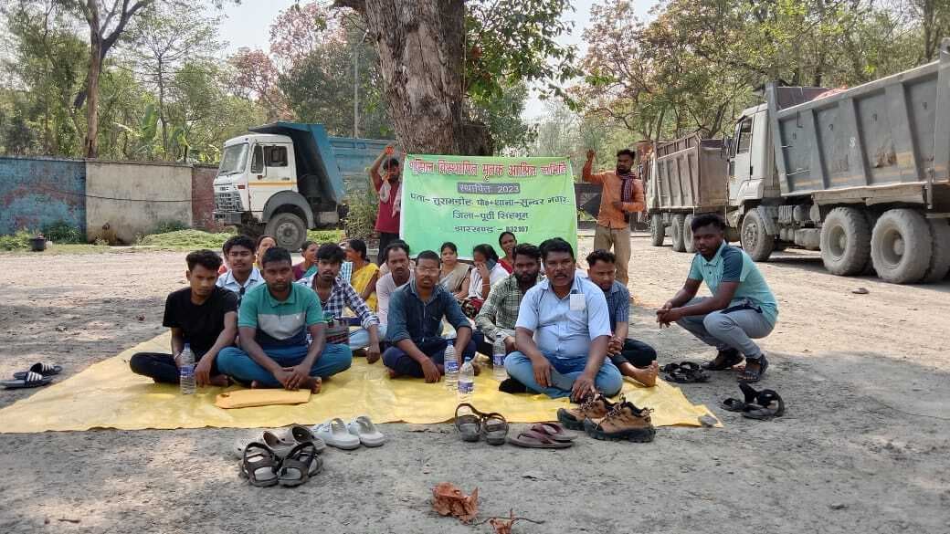 east singhbhum news: यूसिल में नौकरी की मांग को लेकर छह घंटे रियर गेट जाम