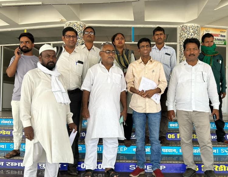 Giridih News: माले व कांग्रेस नेता ने सड़क निर्माण जल्द कराने को ले उपायुक्त को सौंपा ज्ञापन