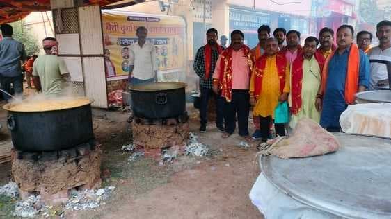 लोगों ने ग्रहण किया महाप्रसाद, शरबत ने घाेली हिंदू-मुस्लिम भाइचारे की मिठास