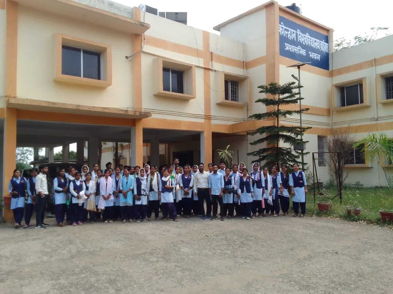 Chaibasa News: कोल्हान विवि के ए व बी ब्लॉक में पानी की किल्लत, विद्यार्थियों ने किया घेराव