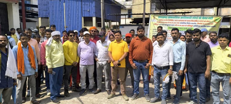 Giridih News: सदर अस्पताल में आउटसोर्स कर्मियों ने किया हंगामा